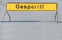 Straßenschild mit der Aufschrift "Gesperrt!"