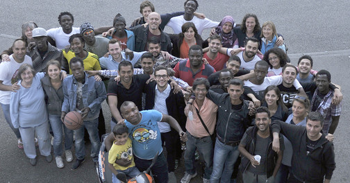 Viele Personen aus unterschiedlichen Ländern stehen im Kreis für ein Foto.