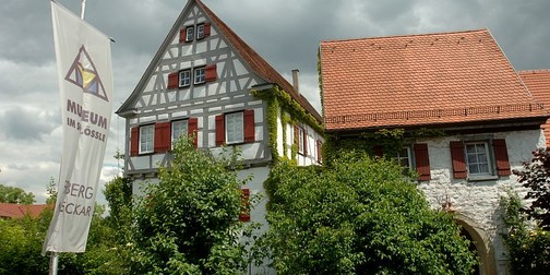 Das Fachwerkhaus vom Museum von außen. 